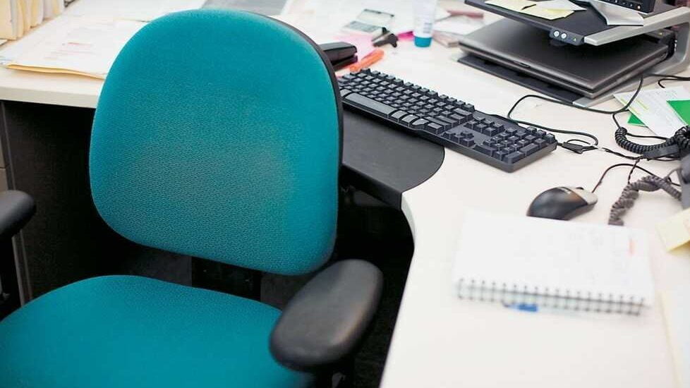 καρέκλα σε γραφείο με υπολογιστή