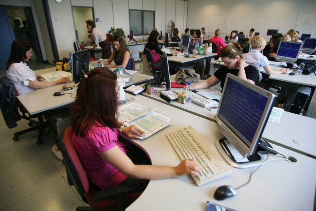 Δημόσιοι υπάλληλοι σε ώρα εργασίας με υπολογιστές