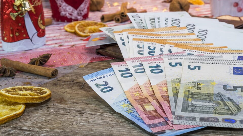 Χριστουγεννιάτικο μπόνους έως 250 ευρώ για χιλιάδες δικαιούχους - Ποιες οι προϋποθέσεις