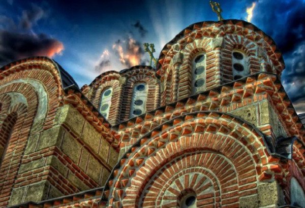 Κορωνοϊός: Αναστέλλονται οι λειτουργίες στις εκκλησίες