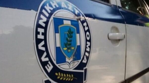Αμάξι με επιγραφή "Ελληνική Αστυνομία"