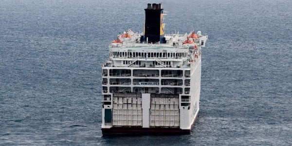 Κορωνοϊός: Πάνω από 120 θετικά άτομα στο πλοίο «Ελευθέριος Βενιζέλος»