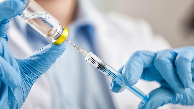 Πλεύρης: Διαθέσιμα από αρχές Οκτωβρίου τα εμβόλια για τις μεταλλάξεις Όμικρον