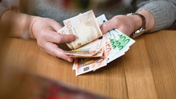 Επίδομα 2.500€: Παρατείνονται οι αιτήσεις