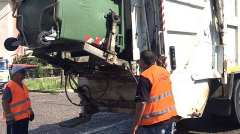 Επιτέθηκαν σε οδηγό απορριμματοφόρου γιατί τους ενοχλούσε ο θόρυβος