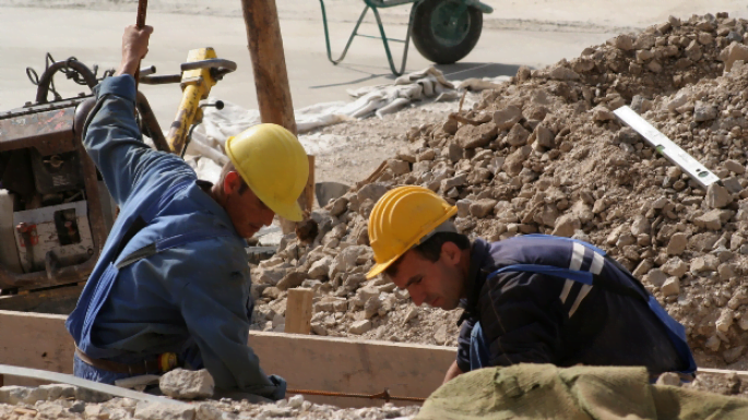 Εργάτες ταφής εκταφής στο δήμο Μαραθώνος