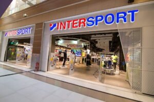 Είσοδος καταστήματος Intersport και αντίστοιχο λογότυπο