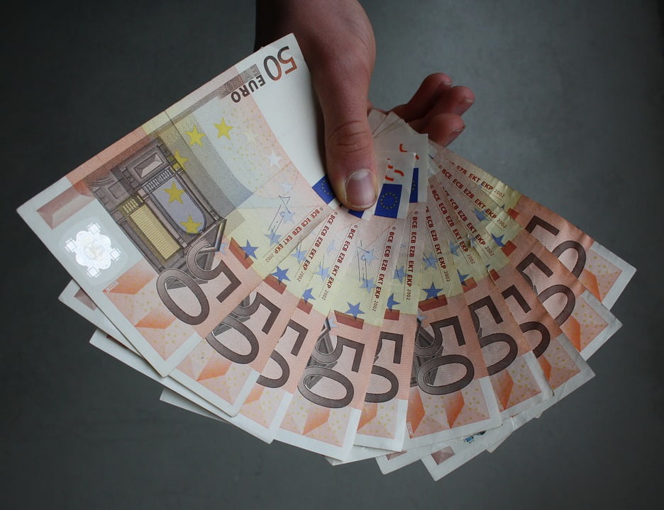 Κατώτατος μισθός: «Κλειδώνει» έως 50 ευρώ αύξηση - Όλες οι προτάσεις
