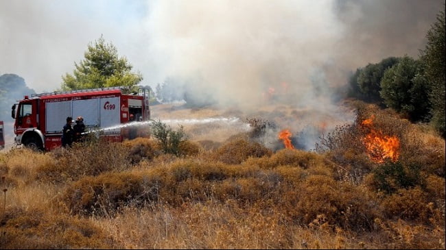 Ανεξέλεγκτες φωτιές σε Βίλια και Κερατέα (pics - vid)