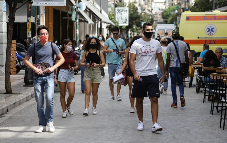 Κορωνοϊός: Τα κρούσματα φέρνουν πίσω τις μάσκες