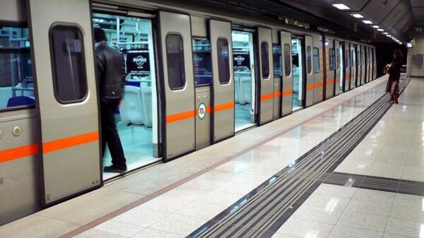 Μετρό της Αθήνας. επιβάτης που επιβιβάζεται σε ανοιχτές θύρες