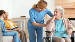 Νοσηλεύτρια φορντίζει ηλικιωμένη κυρία