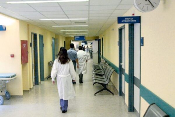 νοσοκομειακοί γιατροί προχωράνε σε διάδρομο νοσοκομείου