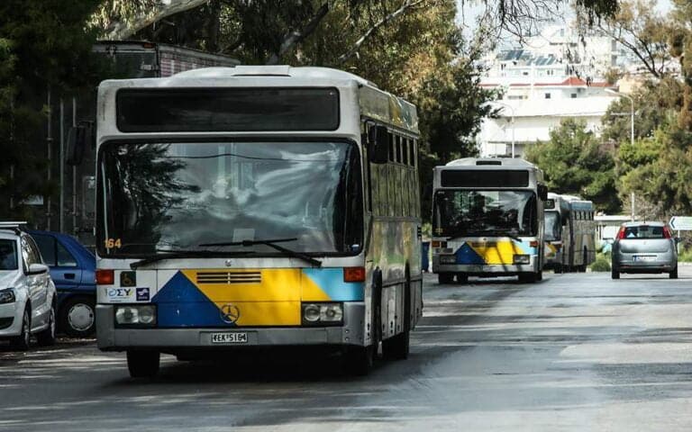 «Σαν σεισμός»: Λεωφορείο του ΟΑΣΑ «καρφώθηκε» σε πολυκατοικία στου Παπάγου