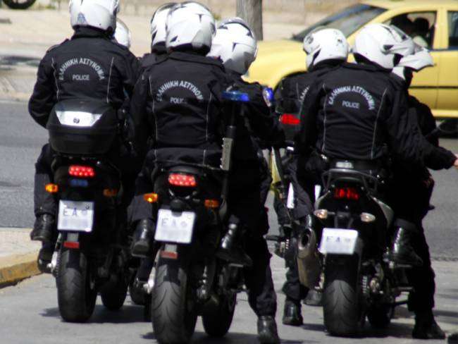 Αστυνομικοί της ομάδας ΔΙΑΣ παρασύρθηκαν  από λευκό βαν στο Ολυμπιακό Χωριό