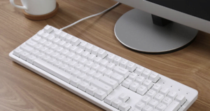 Λευκό πληκτρολόγιο, γραφείο, υπολογιστής