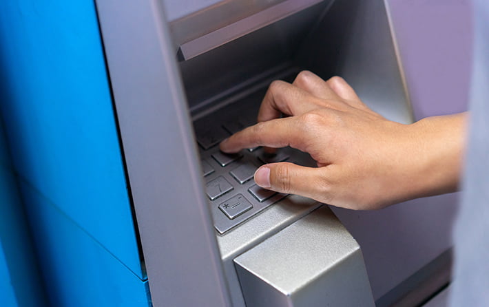 ΟΠΕΚΑ: Ποιοι πάνε στα ATM έως το τέλος του μήνα – Πληρωμές για οκτώ επιδόματα