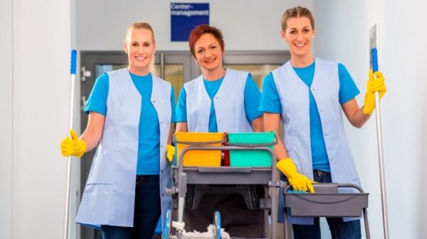 ΑΣΕΠ Προσλήψεις γυναίκες καθαρίστριες με στολή ετοιμάζονται να καθαρίσουν