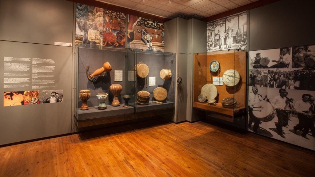 Θέσεις στο Μουσείο Ελληνικών Λαϊκών Μουσικών Οργάνων «Φοίβος Ανωγειανάκης»