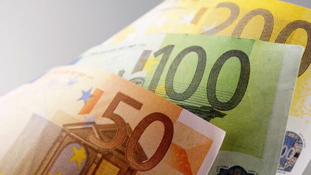 Επίδομα 360 ευρώ σήμερα για 17.752 δικαιούχους