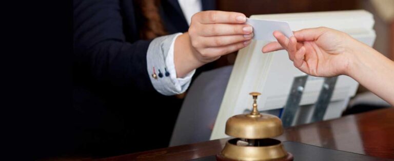 Κράτηση σε ξενοδοχείο: Πότε παίρνουμε πίσω την προκαταβολή – Τι ισχύει με τις χρεώσεις