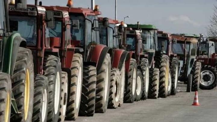 Αγροτικές κινητοποιήσεις σε όλη τη χώρα: Κλείσιμο δρόμων και κλιμάκωση έως τη Δευτέρα