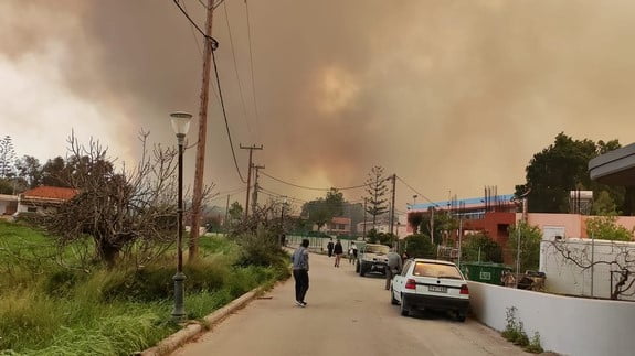 Μεγάλη φωτιά στη Σορωνή Ρόδου – Οι φλόγες απειλούν το χωριό