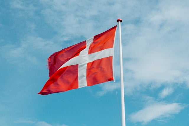 Covid: Η Δανία αίρει όλους τους περιορισμούς