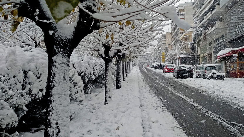Καιρός: Χιονίζει στην Πάρνηθα – Κλειστός ο δρόμος από το ύψος του τελεφερίκ