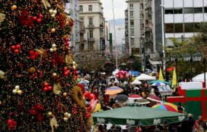 Χριστουγεννιάτικο δέντρο στολισμένο σε κεντρικό δρόμο με κόσμο