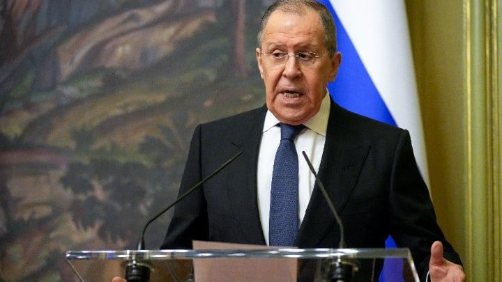 Λαβρόφ: Δεν θα σταματήσουμε τη στρατιωτική επιχείρηση πριν τις συνομιλίες