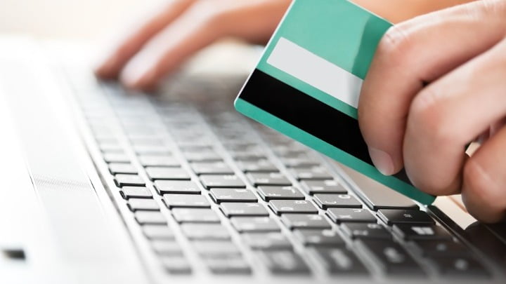 Πόσα χρήματα ξοδεύουν οι Έλληνες για online shopping;