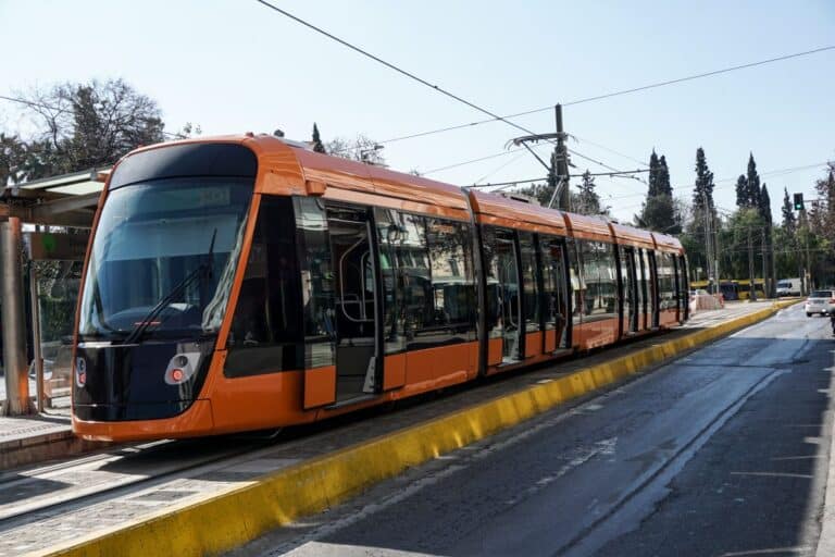 Γλυφάδα: Πεζός παρασύρθηκε από το Τραμ