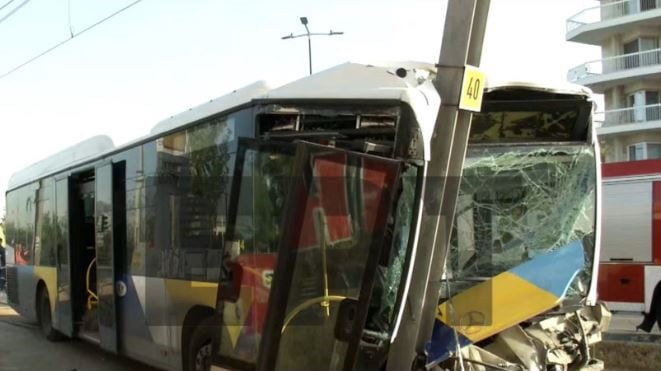 Τροχαίο στη μαρίνα Αλίμου - Λεωφορείο έπεσε στις κολώνες του τραμ