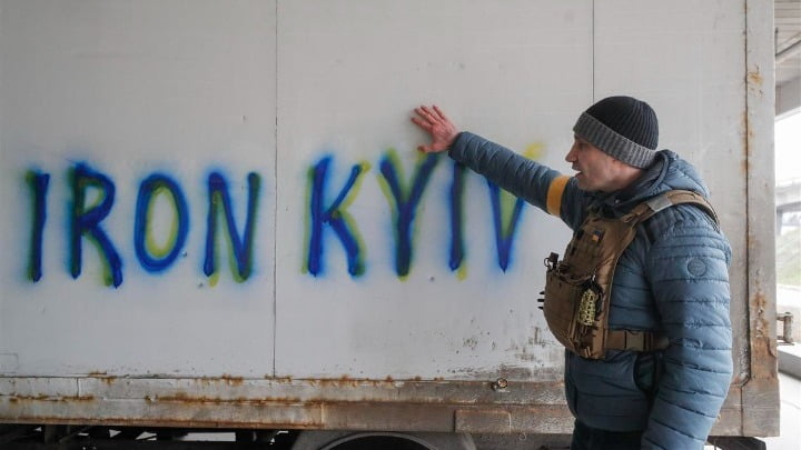 Οι Ρώσοι περικυκλώνουν την ουκρανική πρωτεύουσα – Κλίτσκο: Δεν πάμε πουθενά