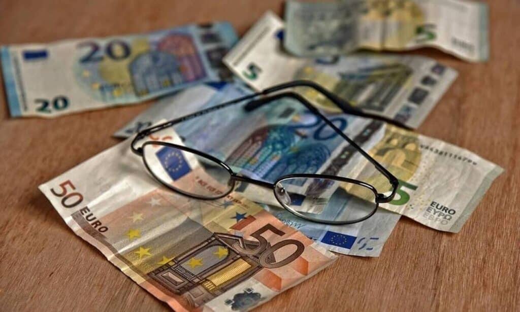 Έξτρα 100 ευρώ τον μήνα: Σε ποιους καταβάλλεται και με ποιες προϋποθέσεις