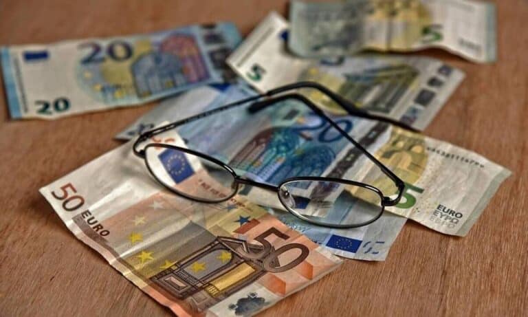 Έξτρα 100 ευρώ τον μήνα: Σε ποιους καταβάλλεται και με ποιες προϋποθέσεις