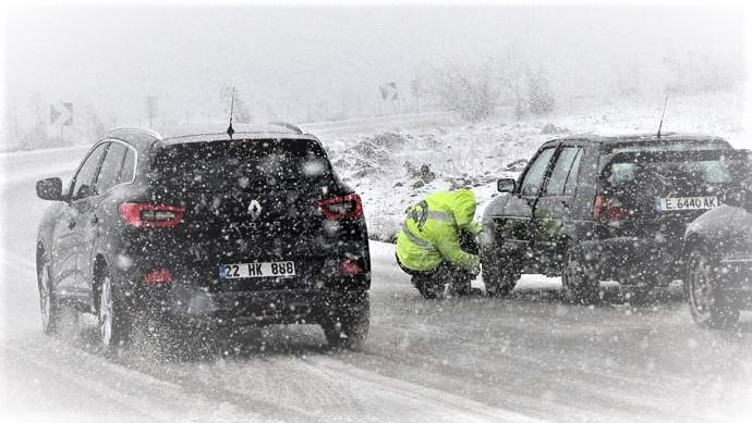 Χιόνια στην Αττική - Απαγόρευση κυκλοφορίας βαρέων οχημάτων στην Αθηνών-Λαμίας