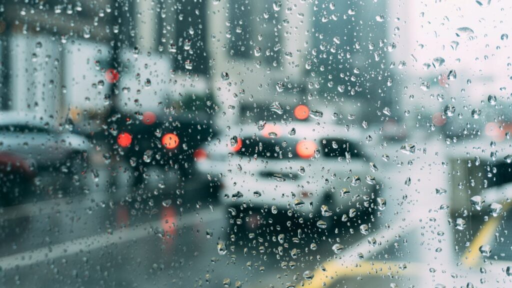 Δρόμος εν μέσω βροχής δυσκολεύει την κυκλοφορία