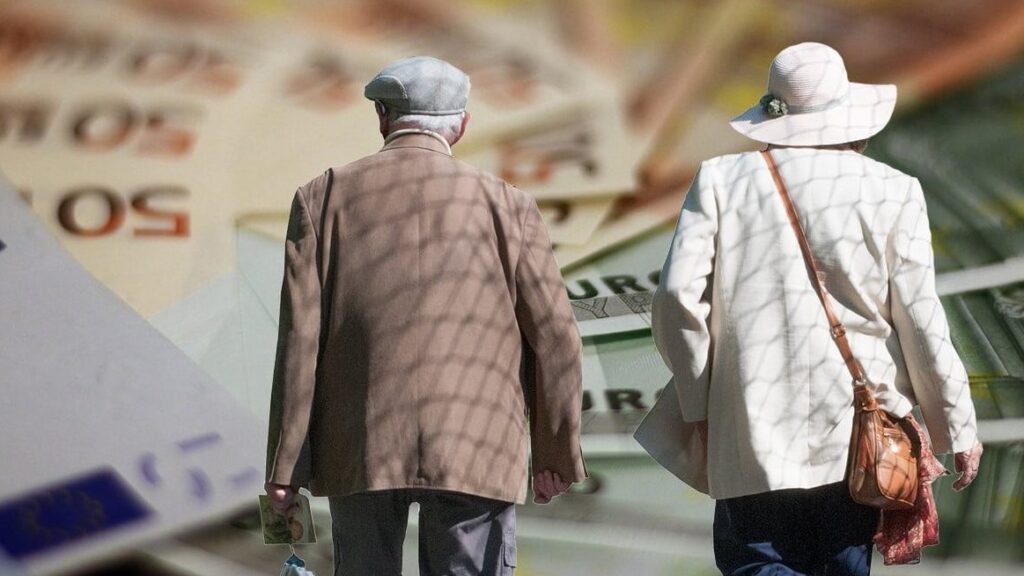 Δύο ηλικιωμένοι με γυρισμένη την πλάτη και φόντο χαρτονομίσματα ευρώ. Συνταξιοδοτικό. 