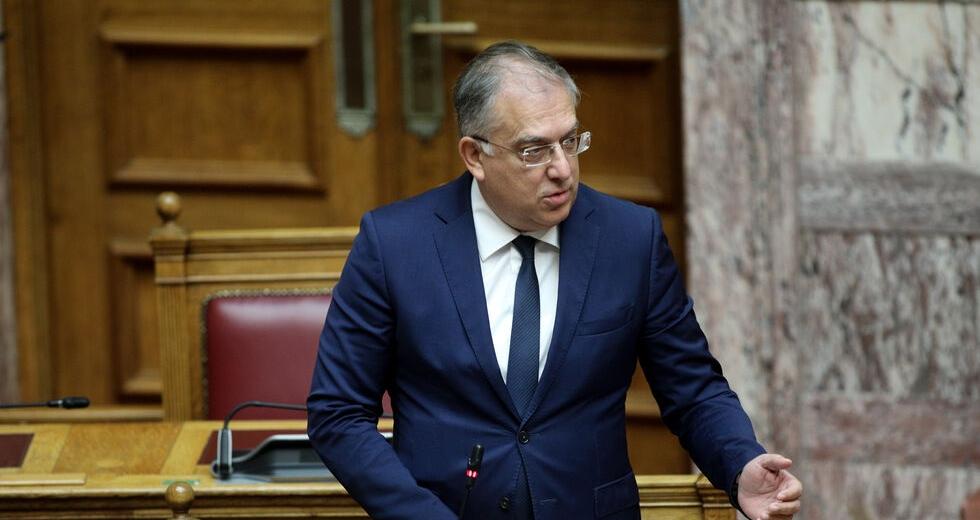 Ο υπουργός Προστασίας του Πολίτη Τάκης Θεοδωρικάκος μιλάει στη Βουλή