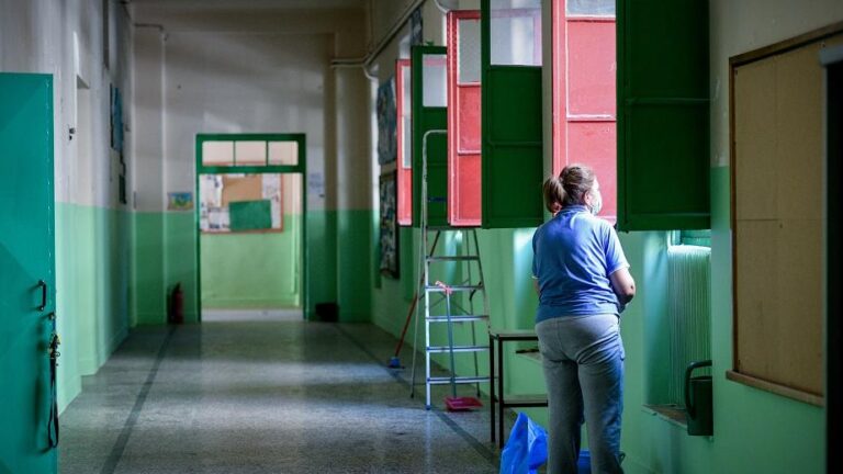 Σχολικές καθαρίστριες: Χωρίς φρένο οι προσλήψεις – 3190 θέσεις σε όλη την επικράτεια