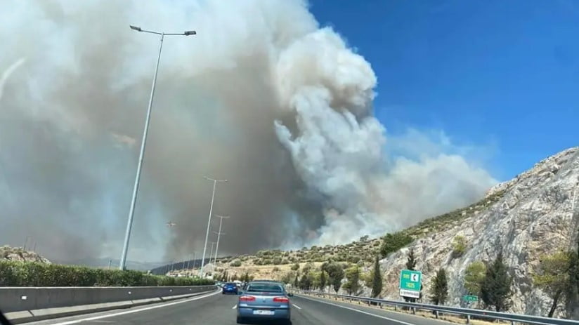 Μεγάλη φωτιά στη Νέα Πέραμο – Έκλεισε η Αθηνών-Κορίνθου