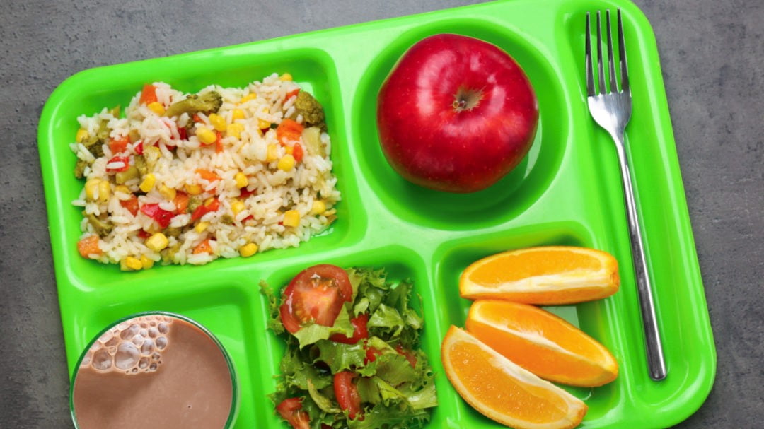 Πότε ξεκινά η διανομή 210.000 σχολικών γευμάτων