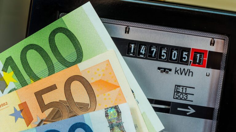 Ρεύμα: Χωρίς επιδοτήσεις αλλά με τιμές κάτω από 15 λεπτά – Οι χρεώσεις των παρόχων
