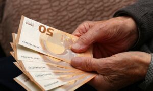 ηλικιωμένος μετράει χαρτονομίσματα των 50 ευρώ...