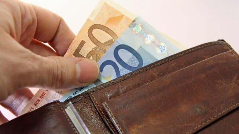 Πρόταση για κατώτατο μισθό 826 ευρώ από τη ΓΣΕΕ