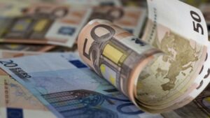χαρτονομίσματα των 50 και 20 ευρώ βρίσκονται ακουμπισμένα σε τραπέζι