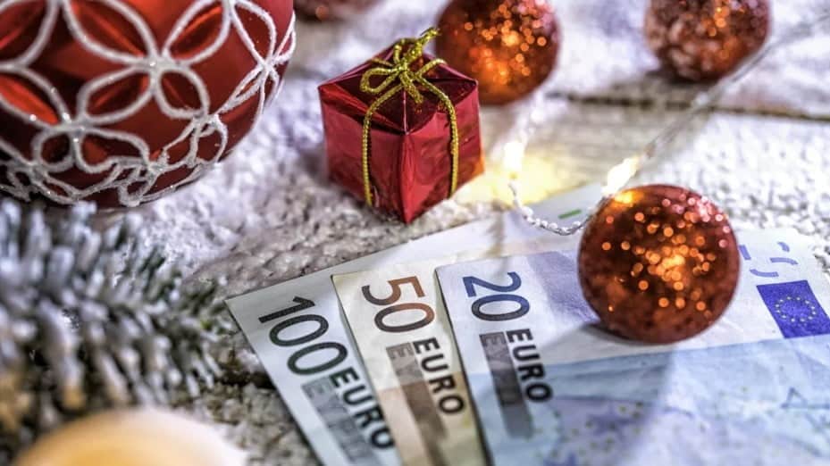 Ζεστό χρήμα για χιλιάδες δικαιούχους – Δώρο Χριστουγέννων έως 250 ευρώ