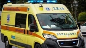 Θάνατος 21χρονου στην Πάτρα: Στην φωτογραφία κίτρινο όχημα του ΕΚΑΒ